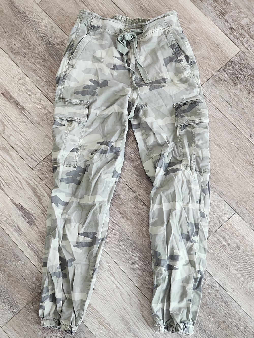 American Eagle Outfitters Women's Stone Green Camo Cargo Joggers